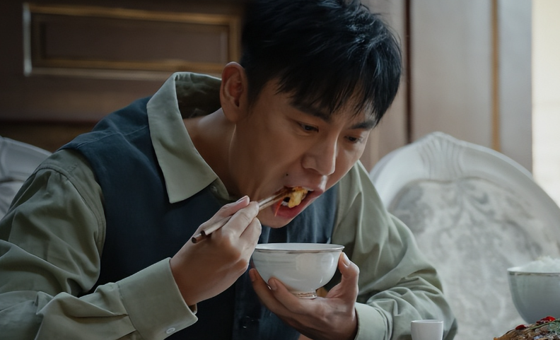 吃得越真演技越稳，《我是刑警》富大龙吃面条扯下多少演员遮羞布