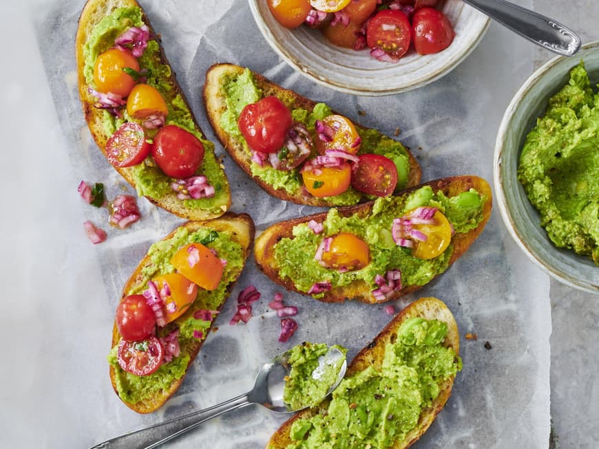 Bunter Tomatensalat auf Edamame-Bruschetta