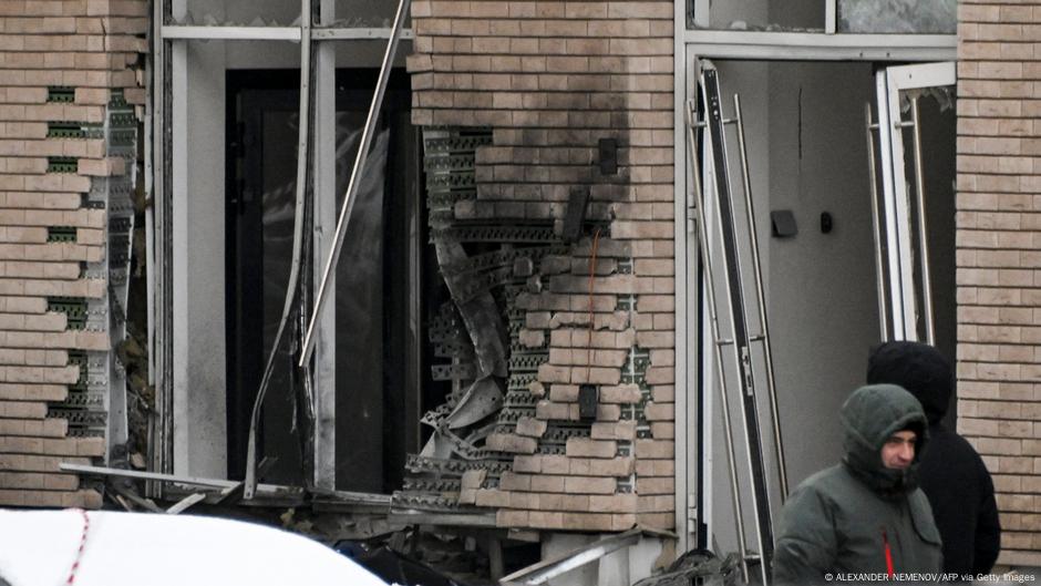 آثار الدمار واضحة على واجهة بيت الجنرال إيغور كيريلوف (موسكو 17 ديسمبر 2024)