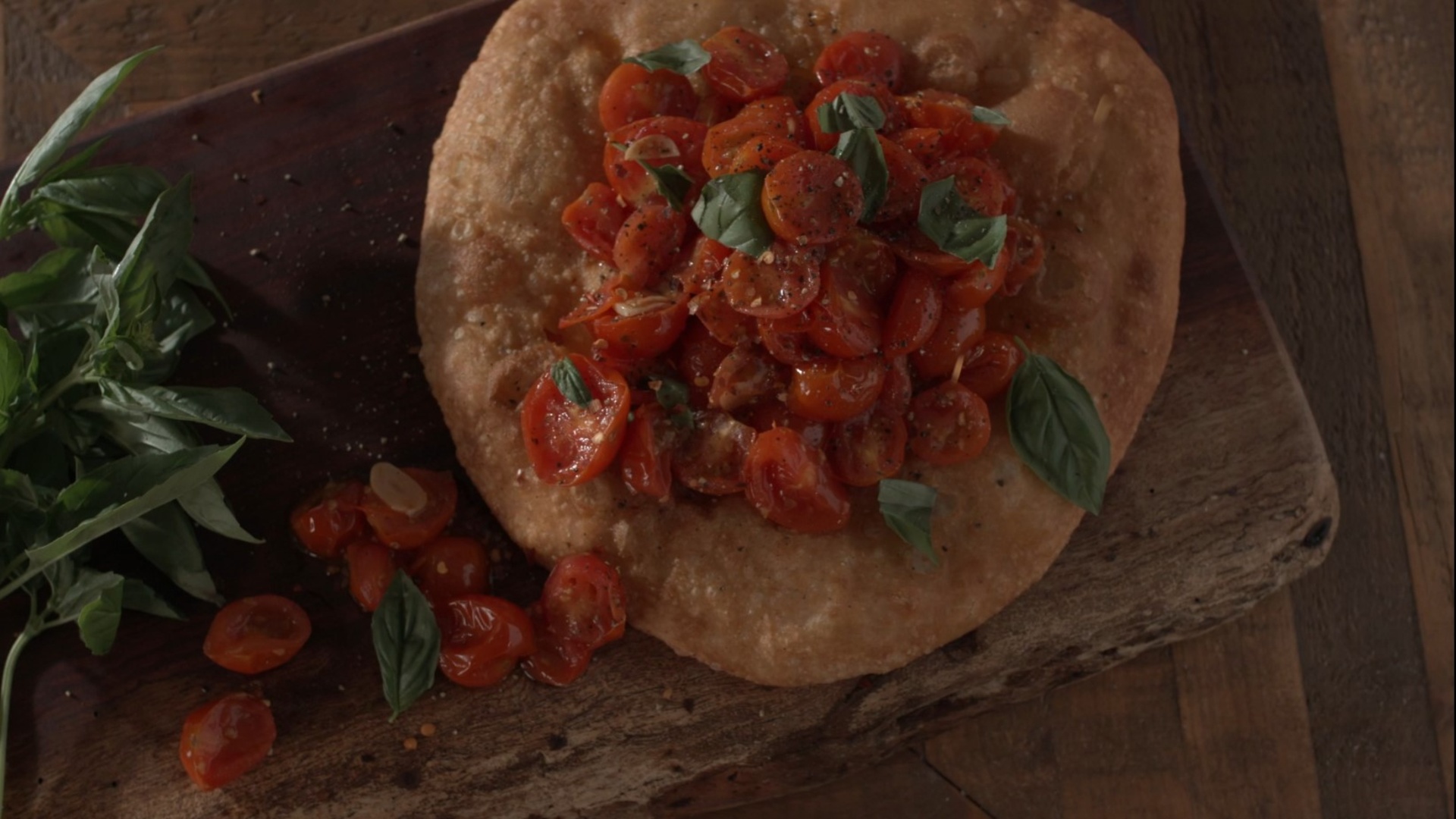 Gebratenes pikantes Tomatenfladenbrot Ein schmackhafter Snack