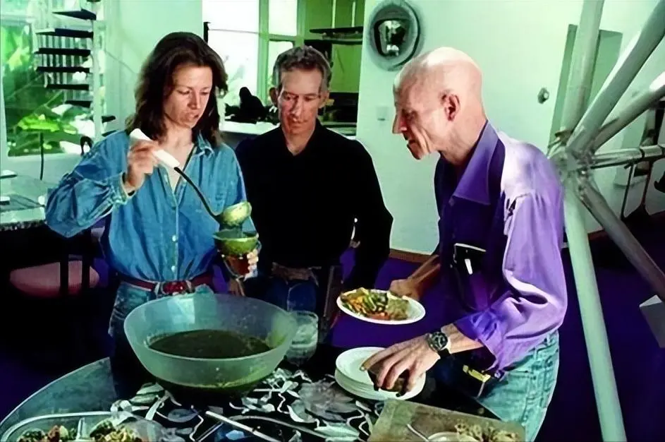 33年前，美国曾做过一个实验，将4男4女关一起两年，结果怎样？