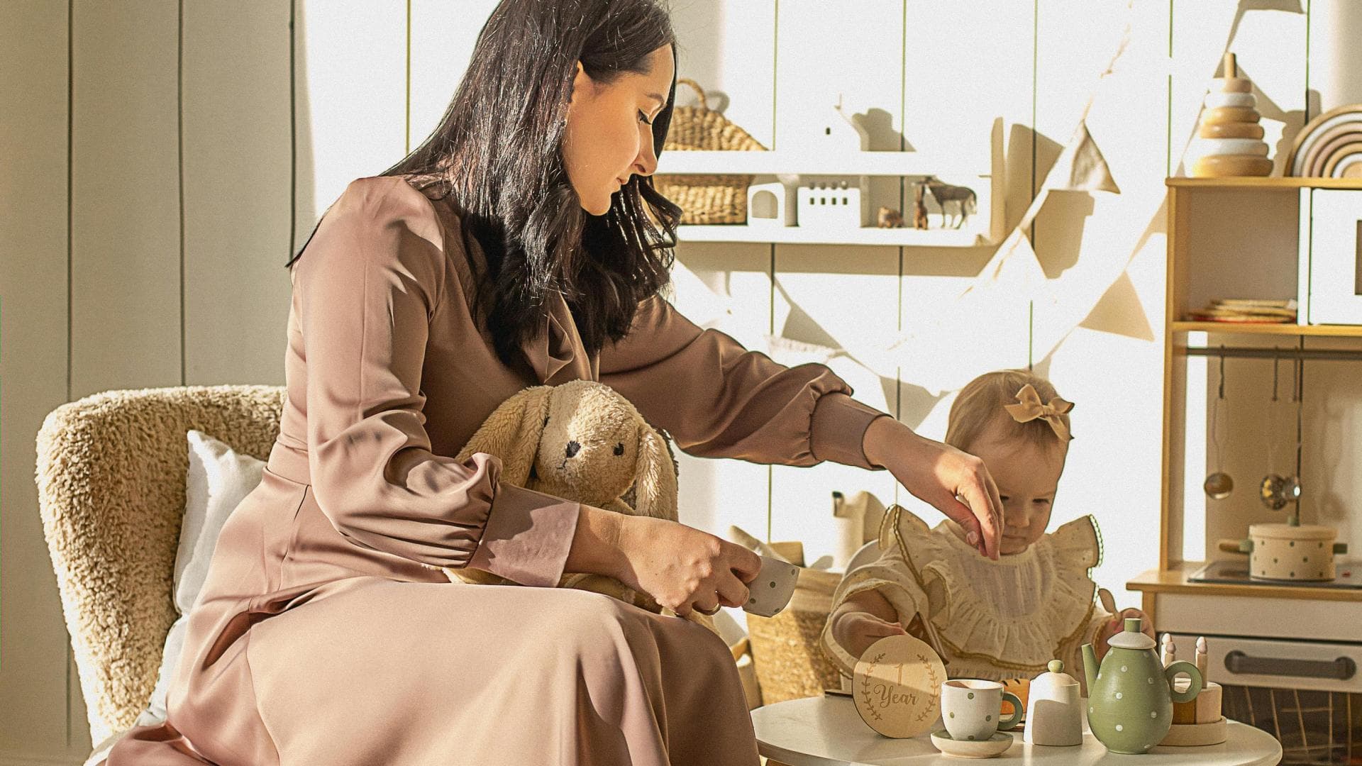 &amp;quot;Lazy Mama&amp;quot; lässt ihre Zwillinge (2) allein ihr komplettes Frühstück machen