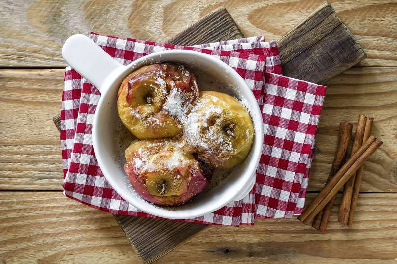 Lieben wir im Winter: Einfaches Rezept für Bratäpfel mit Vanillesoße