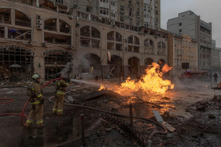 Los bomberos ucranianos intentan extinguir un incendio en el lugar del ataque con misiles rusos en Kiev