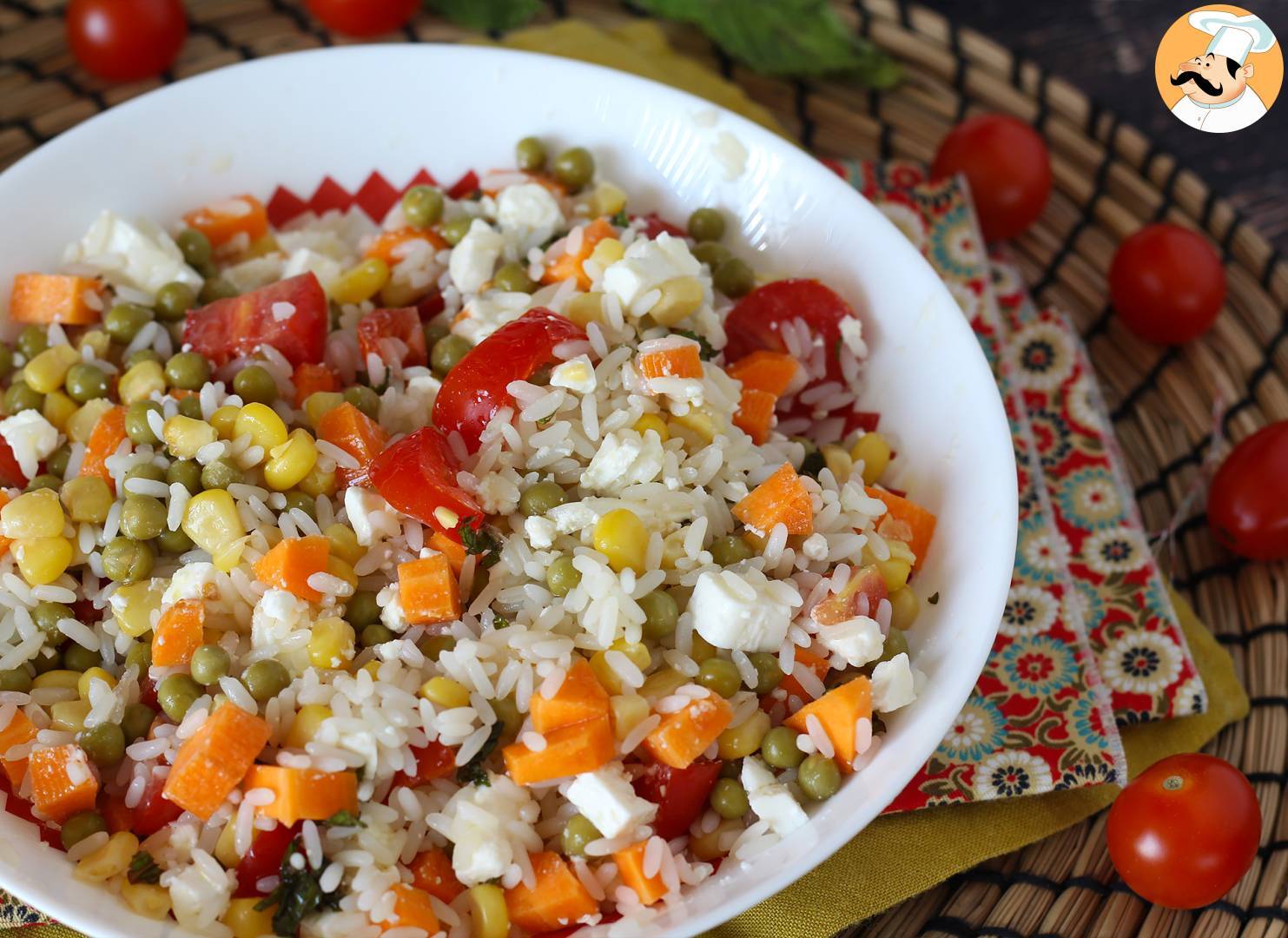 Vegetarischer reissalat: feta, mais, karotten, erbsen, kirschtomaten ...