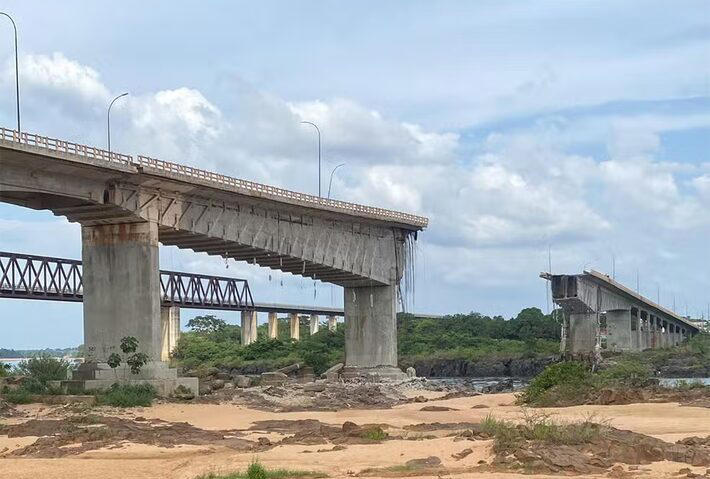 A ponte Juscelino Kubitschek de Oliveira, que liga Aguiarnópolis (TO) e Estreito (MA), desabou na tarde deste domingo (22). Foto: Reprodução/TV Globo