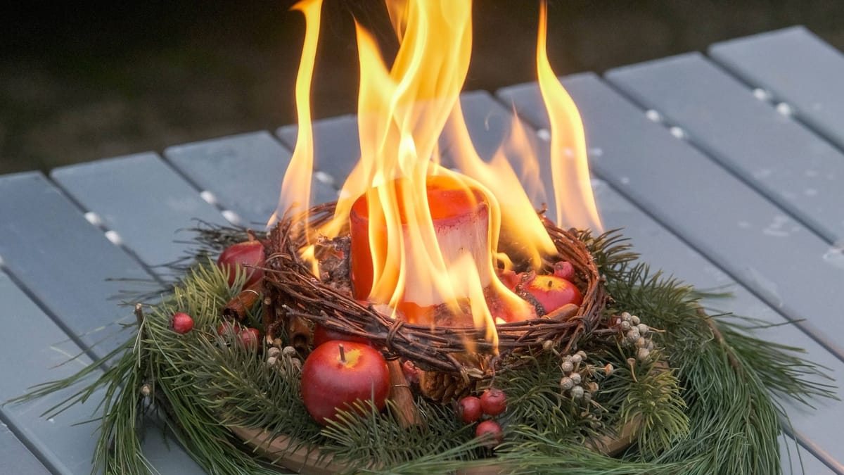 Feuer in Düsseldorf: Adventskranz-Brand macht Wohnung unbewohnbar