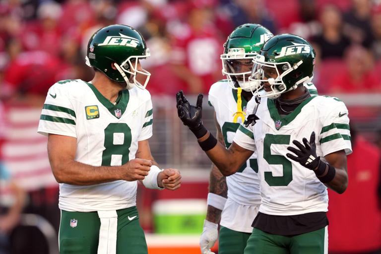 New York Jets QB Aaron Rodgers and WR Garrett Wilson (5) talk on the field against the San Francisco 49ers at Levi's Stadium. Darren Yamashita-Imagn Images