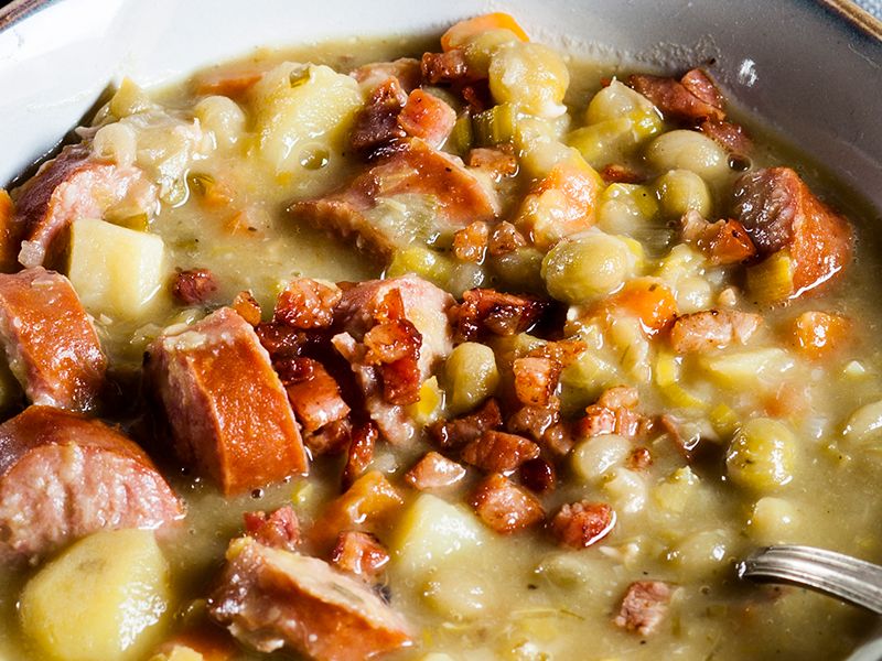 Omas Rezept-Klassiker: Köstliche Erbsensuppe mit Würstchen
