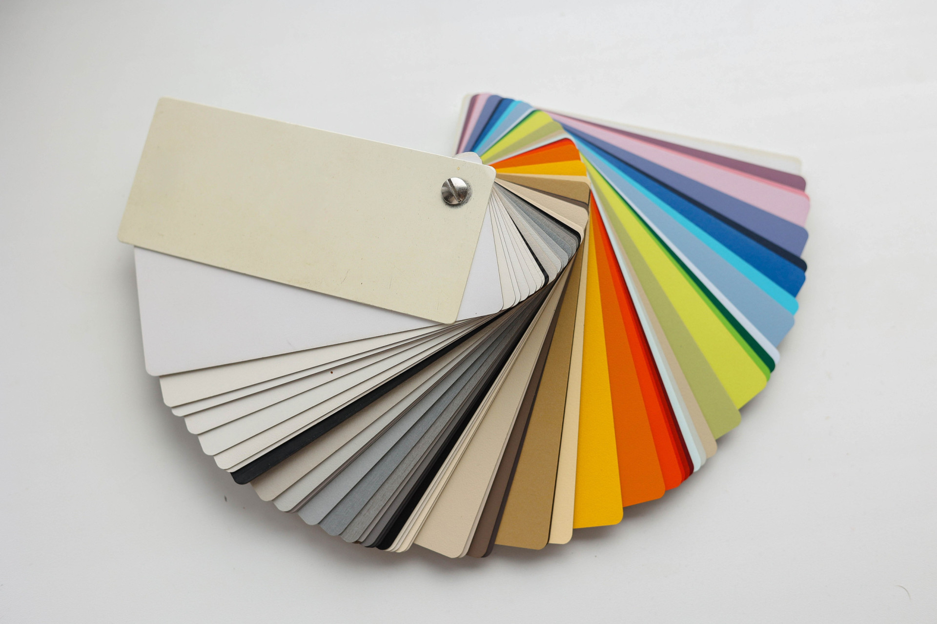 The surprising pattern behind color names around the world