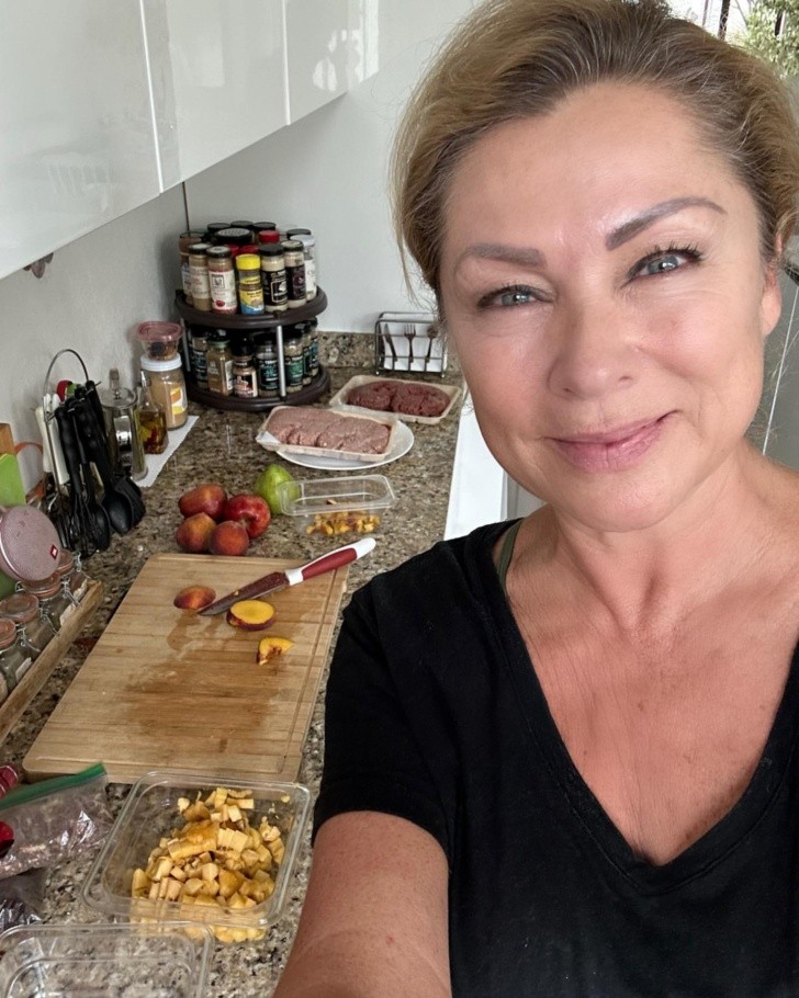 Leticia Calderón presume que bajó 12 kilos y muestra su belleza con todo y arruguitas. FOTO: INSTAGRAM