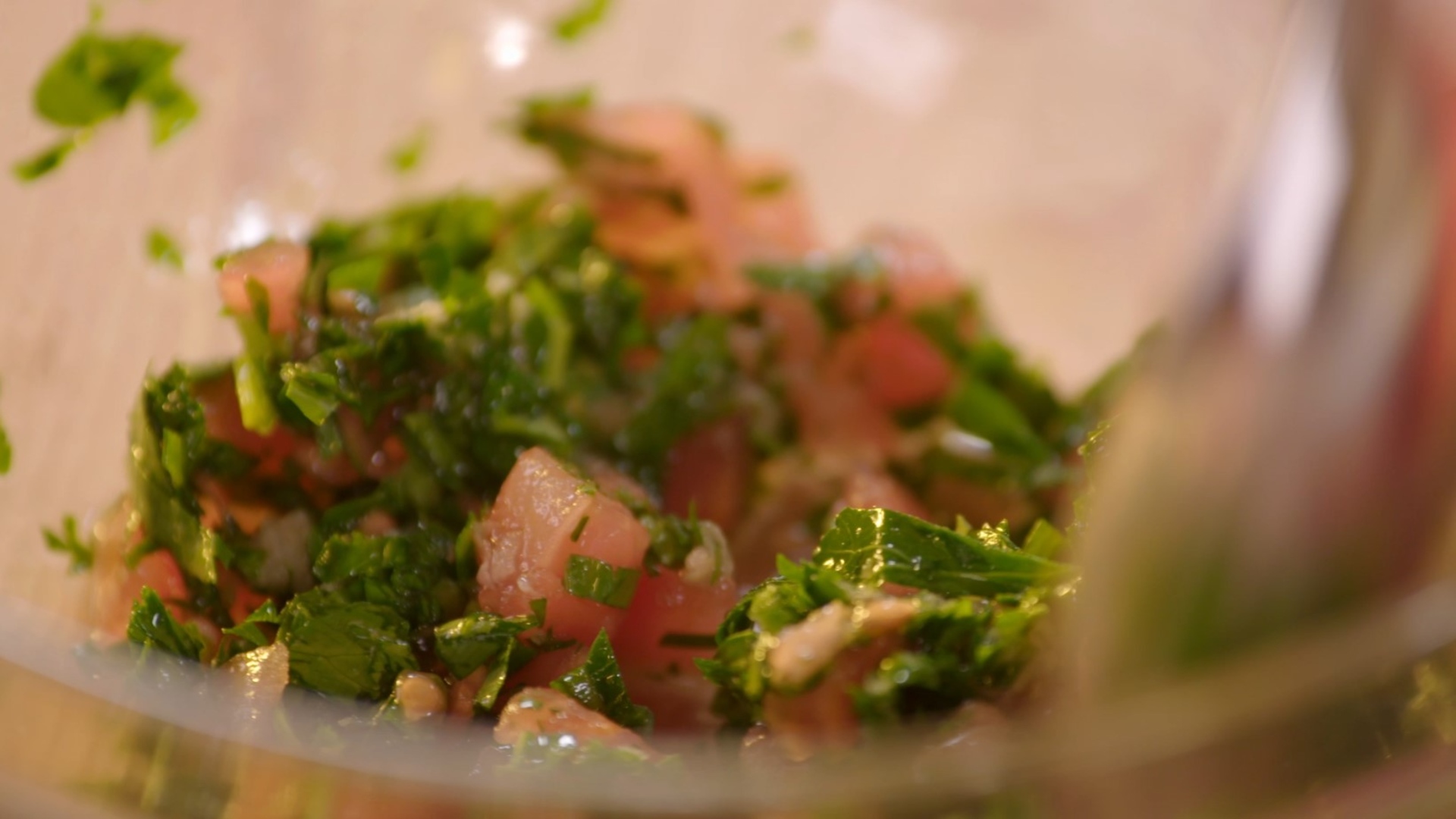 Italienischer Tomatensalat mit pikantem Knoblauch und Zitrone