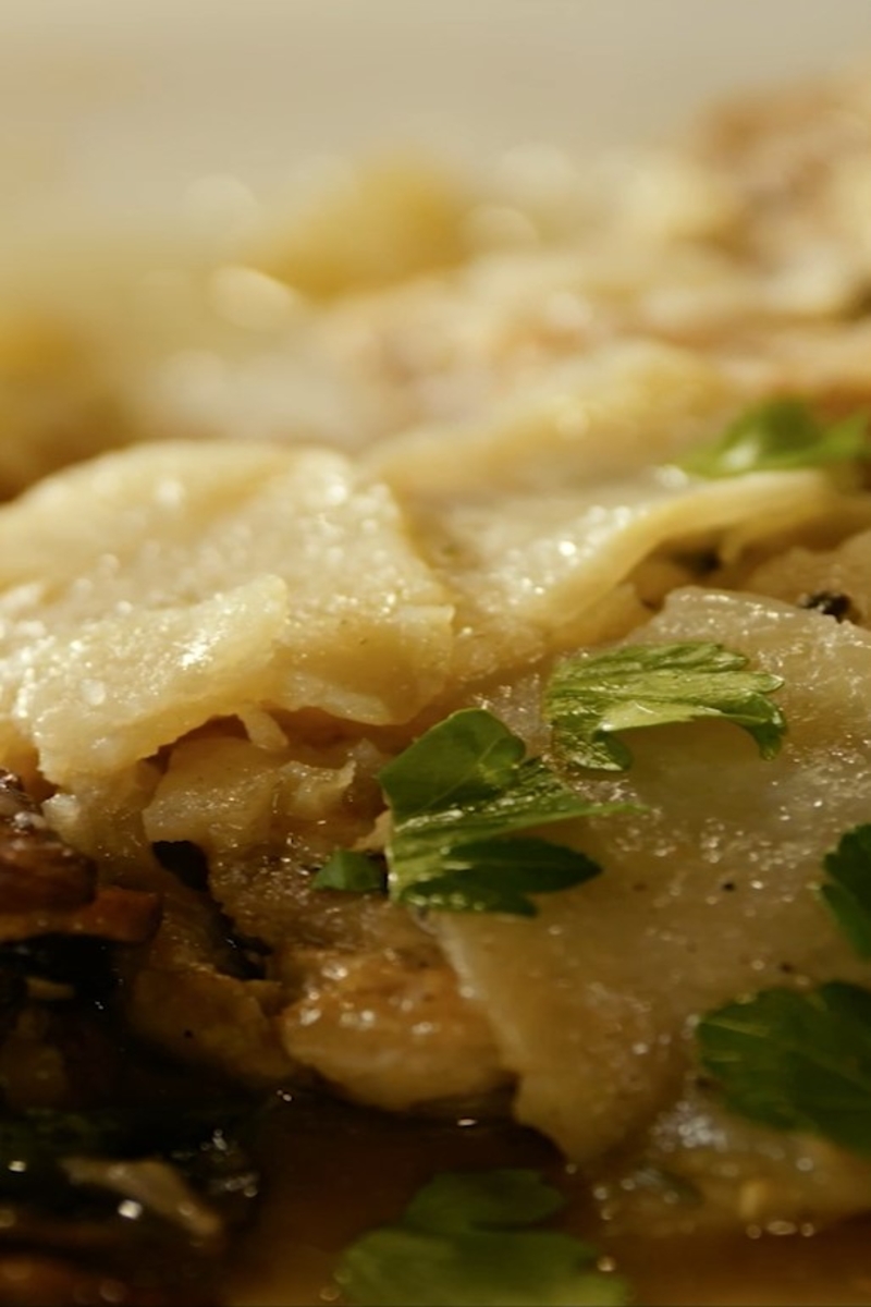 Rustikaler Schweinefleisch-Pilz-Eintopf mit Kartoffeln