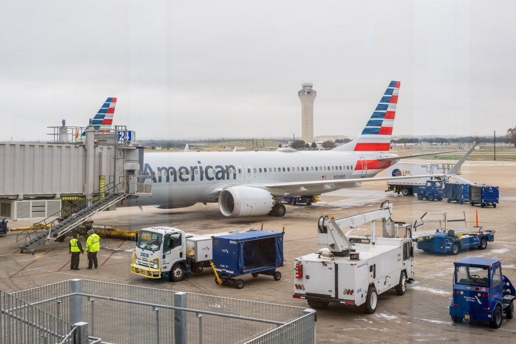 American Airlines Resumes Flights - AA1wqF9n.img