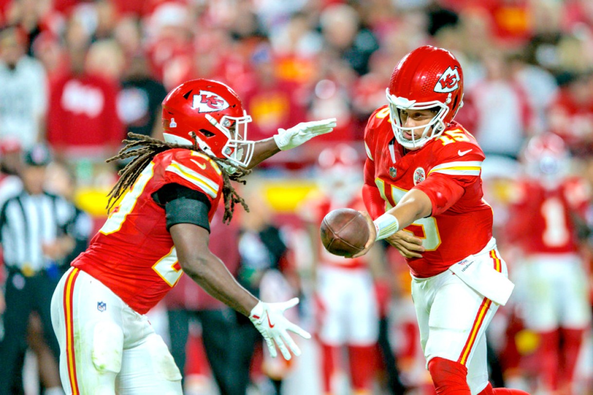 Who Should I Start For Fantasy Football Week 17? Kareem Hunt, Isiah ...