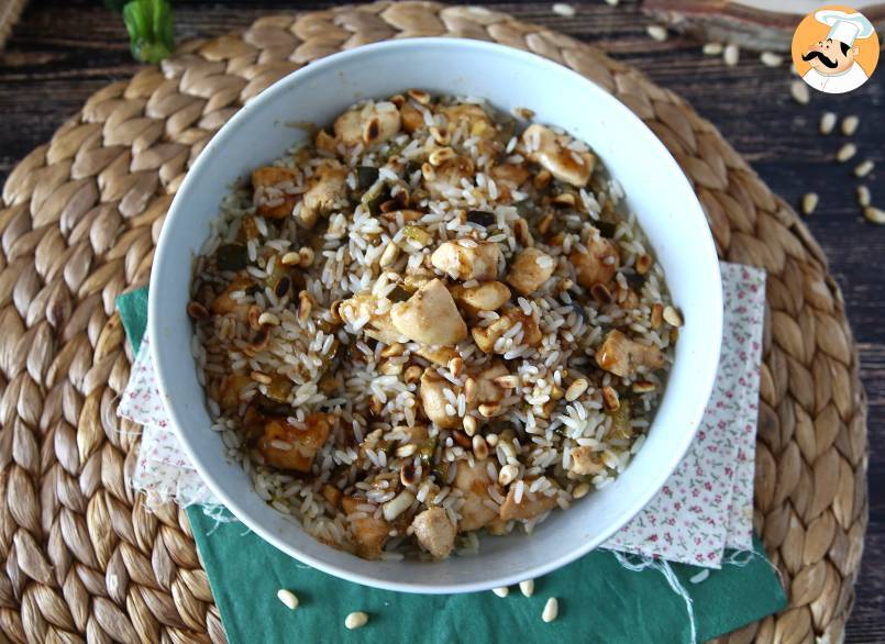 Reissalat mit hähnchen, zucchini, pinienkernen und balsamico-glasur