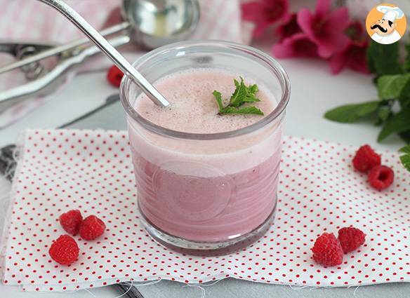 Veganer milchshake mit himbeeren und minze