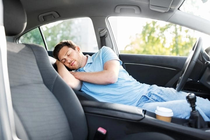 Ngủ trong xe ô tô bật điều hòa quá lâu là vô cùng nguy hiểm. (Ảnh minh họa)