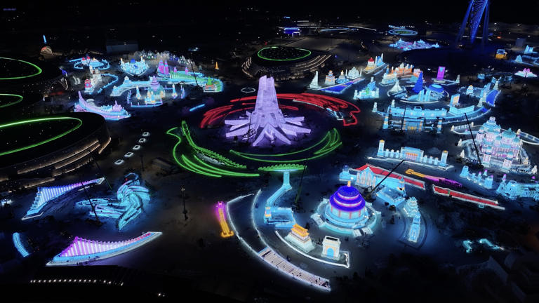 哈尔滨冰雪大世界建设现场。新华社发 哈尔滨冰雪大世界建设现场。新华社发