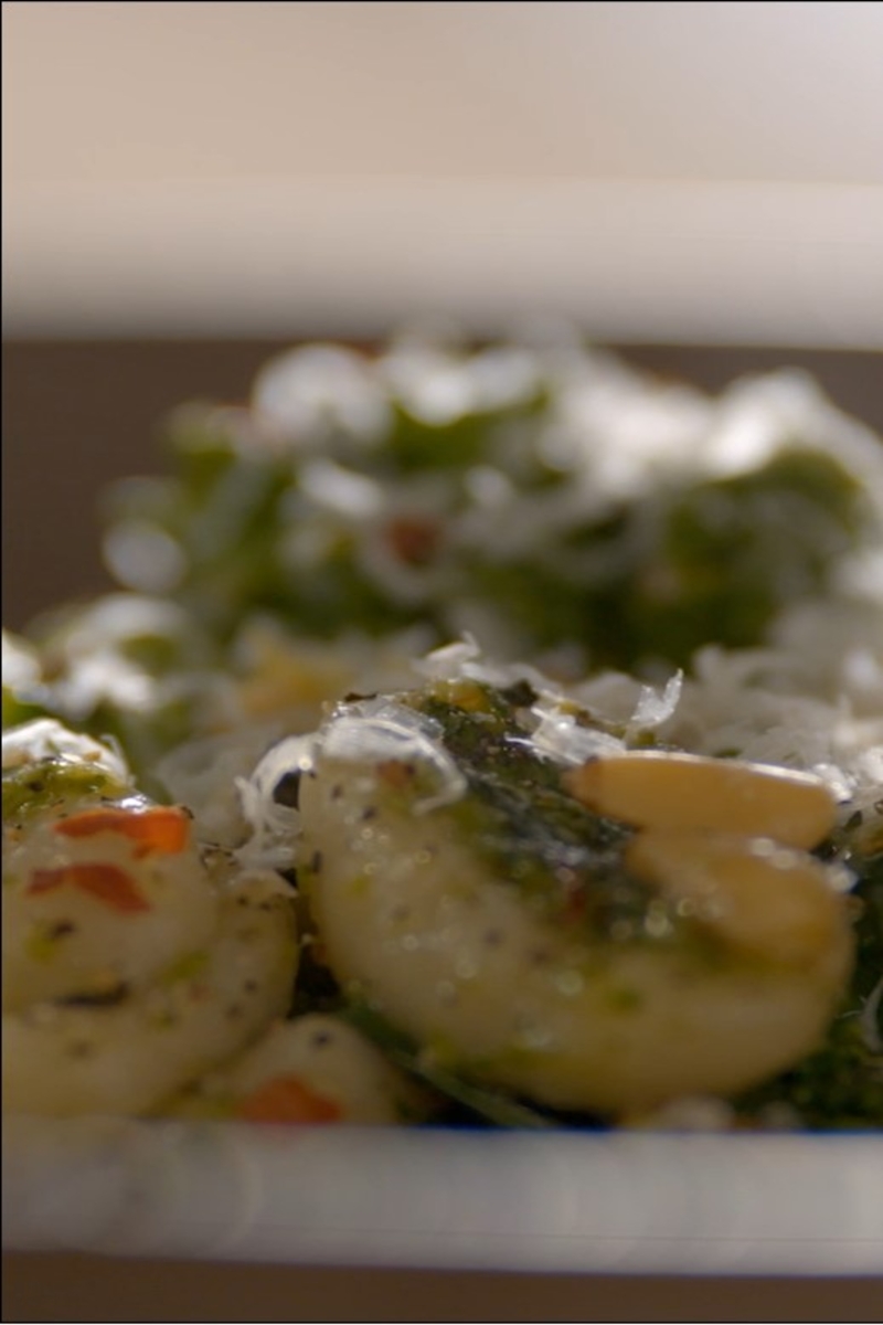 Orecchiette mit Rapini und gerösteten Pinienkernen