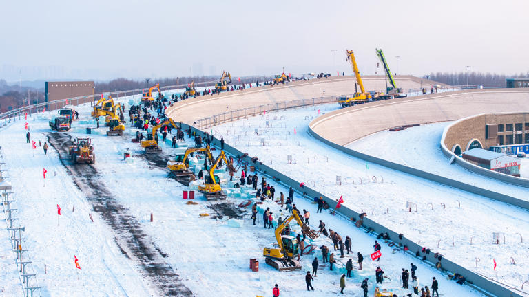 哈尔滨冰雪大世界超级冰滑梯建设现场。新华社发 哈尔滨冰雪大世界超级冰滑梯建设现场。新华社发