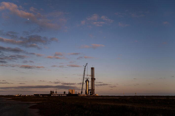 O foguete Starship da SpaceX próximo à plataforma de lançamento em Starbase, Boca Chica, Texas. Funcionários da SpaceX apresentaram uma petição formal para criar a cidade de Starbase Foto: Meredith Kohut/NYT