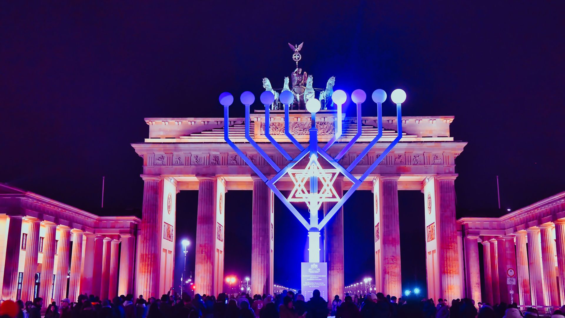 Berlin: Chanukka-Leuchter vor dem Brandenburger Tor entzündet