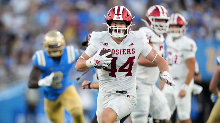 Indiana Hoosiers tight end Zach Horton (44) carries the ball against the UCLA Bruins in the second half at Rose Bowl. | Kirby Lee-Imagn Images