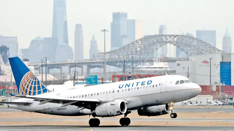 Hallan cadáver en neumático de avión de United Airlines tras vuelo desde  Chicago