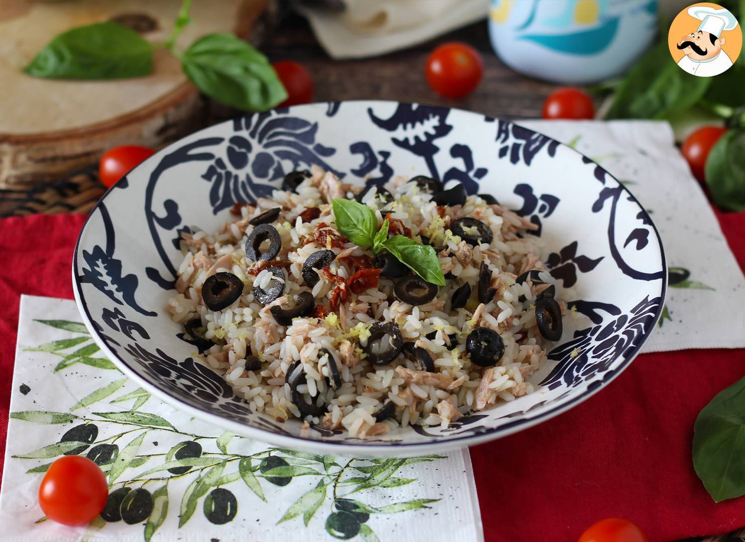 Mediterraner reissalat: thunfisch, oliven, sonnengetrocknete tomaten ...