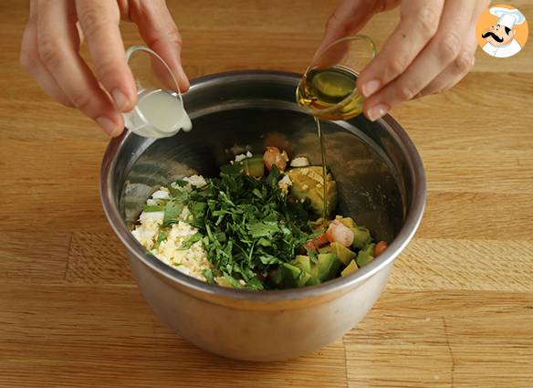Salat aus fadennudeln, garnelen, avocado, ei und koriander
