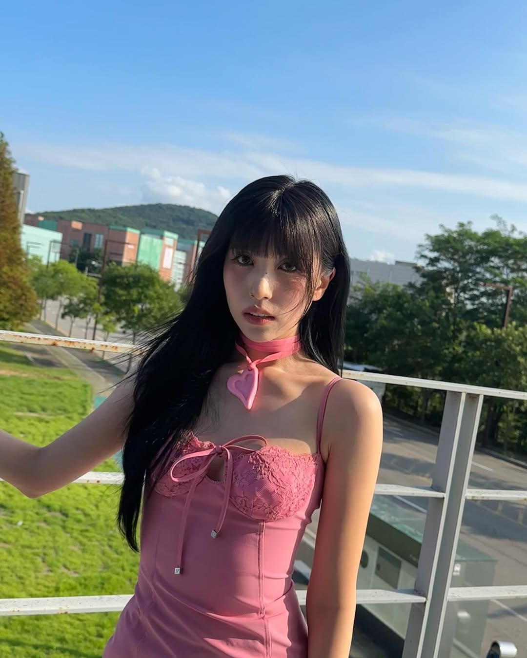 TWICEミナ ピンクのランジェリールックに「ドキッ」