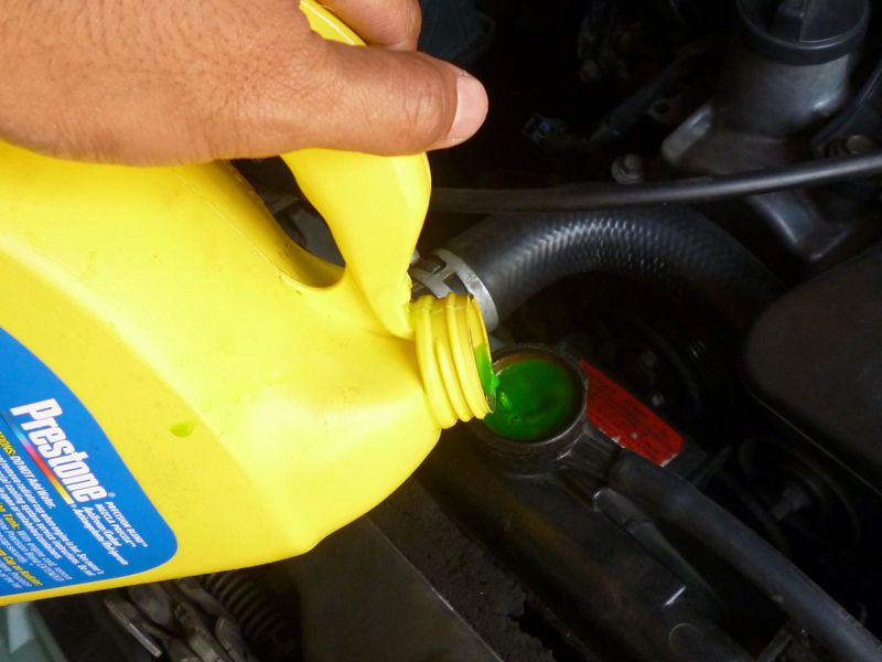 Persiapan mudik, ini cara cek kondisi air radiator mobil bekas di rumah