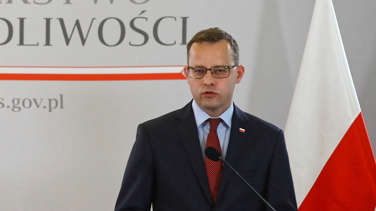 Friss kutatásban kérdezték a lengyeleket a Magyarországon menedéket kapó lengyel politikusról