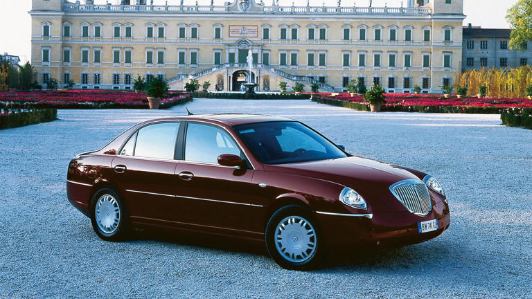 Lancia Thesis 3.0 V6 24v Emblema (831) rood (2005) zijkant voor schuin (zes cilinders overzicht)