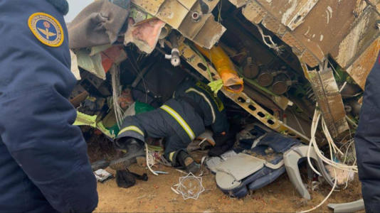 Miembros de los servicios de emergencias trabajan en el rescate de pasajeros de un avión que se estrelló cuando cubría la ruta entre la capital azerbaiyana, Bakú, y la ciudad rusa de Grozni