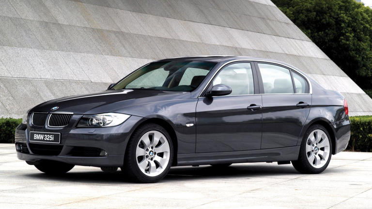 BMW 325i sedan (E90) grijs (2006) zijkant voor schuin