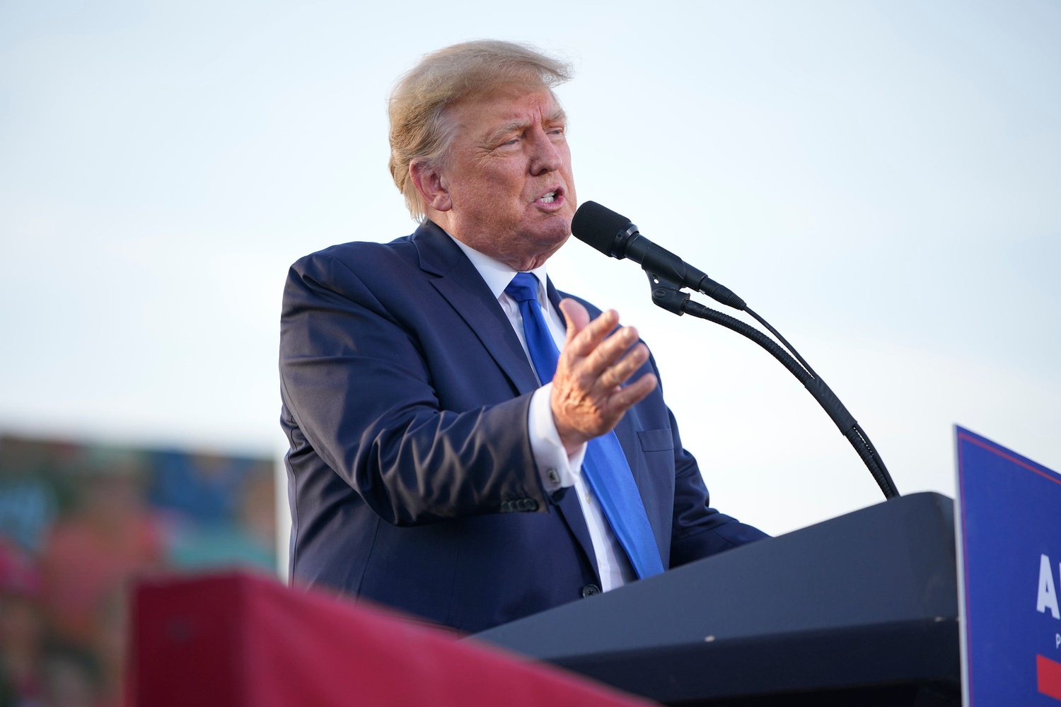 Trump Criticizes Defense Firms on Weapons Production Speed and Stock Buybacks, Urges New Plant Investments