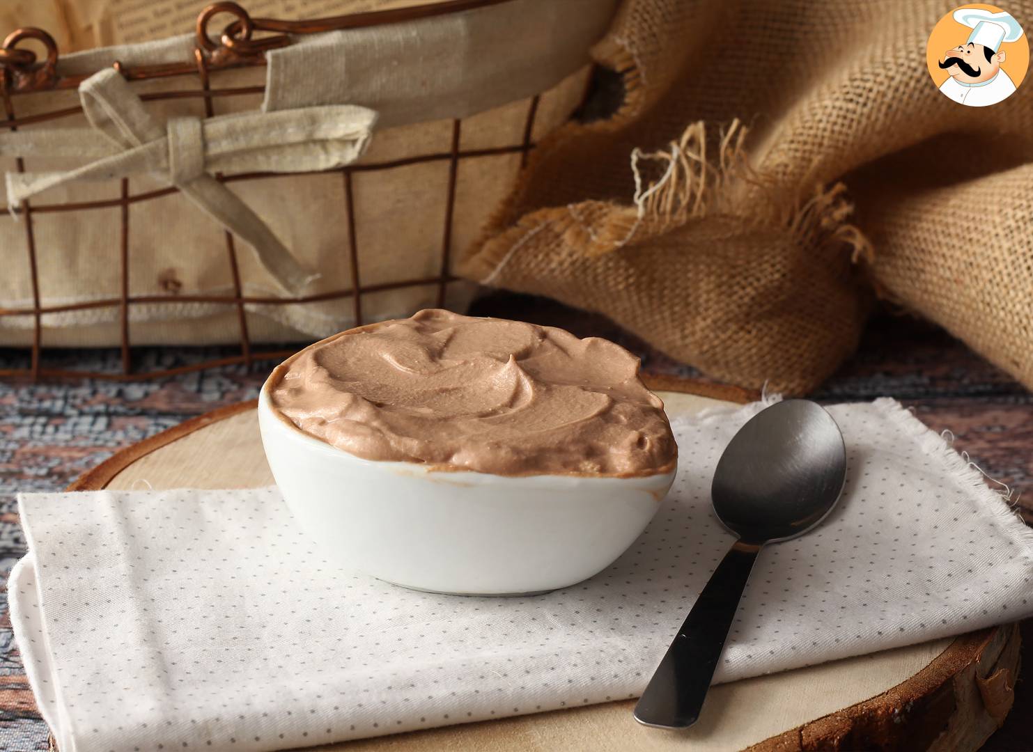 Schlagsahne mit nutella-aufstrich, perfekt zum garnieren von torten und ...