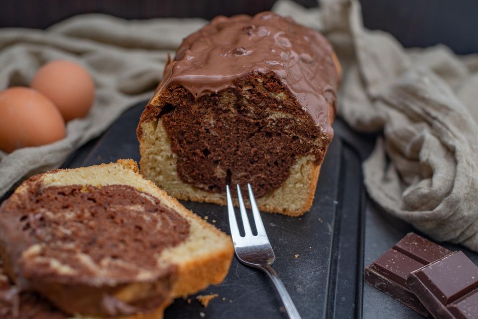 Marmorkuchen mit Sahne und Kuvertüre