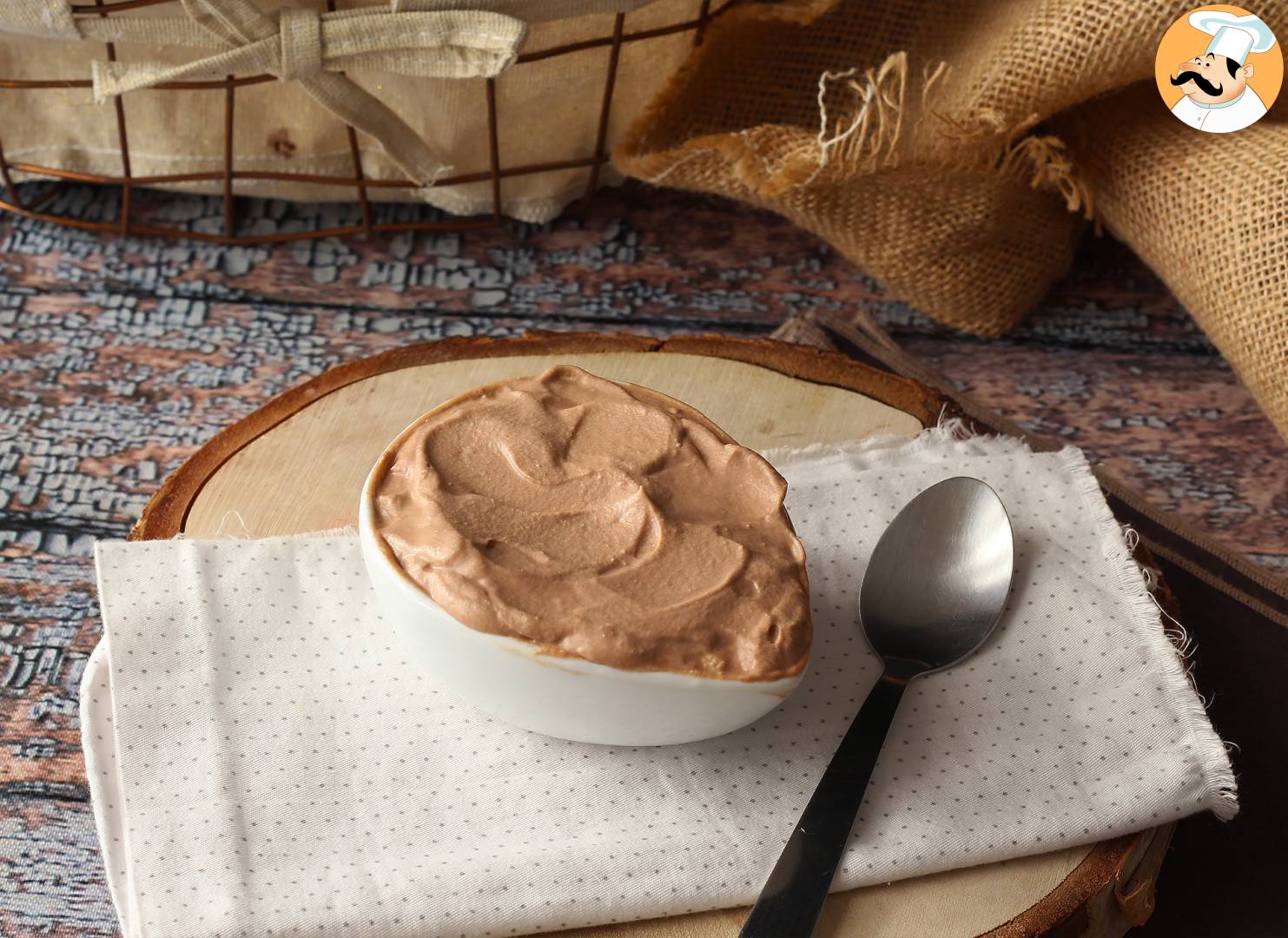 Schlagsahne mit nutella-aufstrich, perfekt zum garnieren von torten und ...