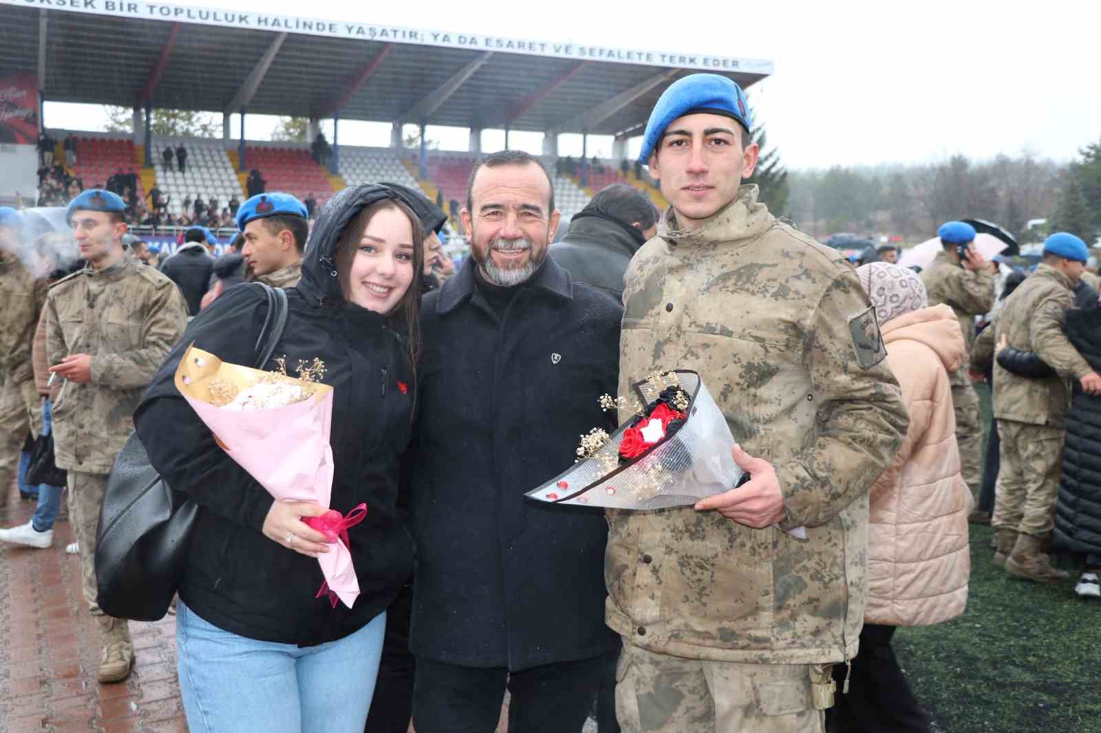 TÖREN SONUNDA MEZUN OLAN ASKERLER AİLELERİYLE BULUŞARAK DUYGUSAL ANLAR YAŞADI.