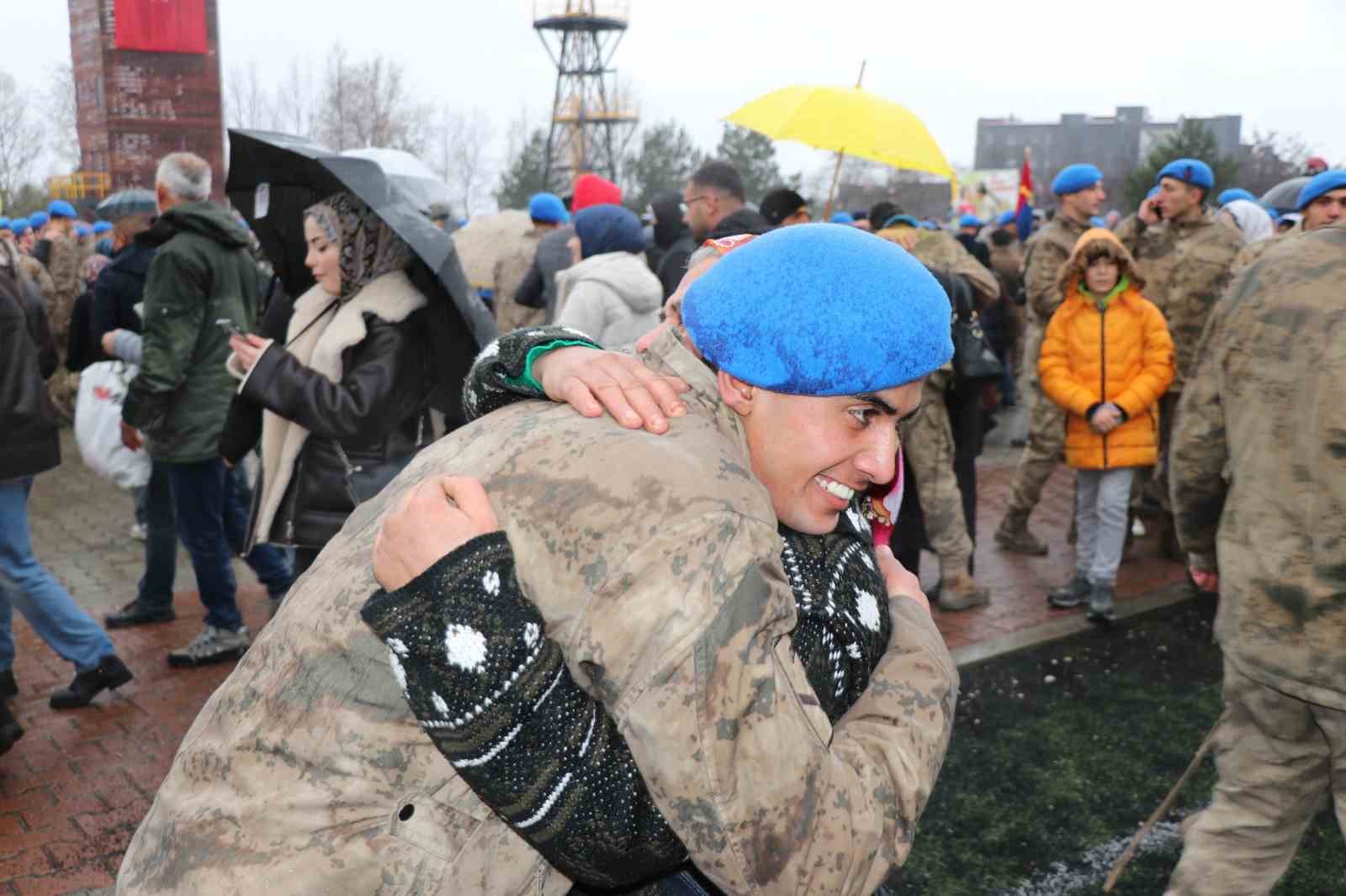TÖREN SONUNDA MEZUN OLAN ASKERLER AİLELERİYLE BULUŞARAK DUYGUSAL ANLAR YAŞADI.