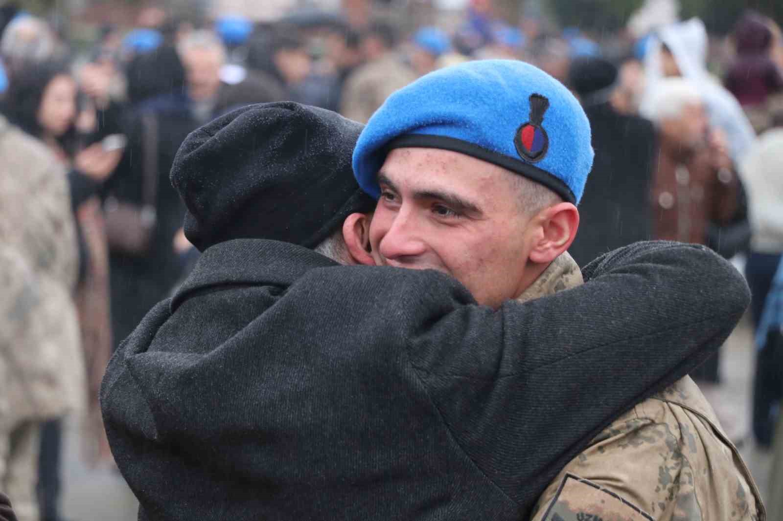 TÖREN SONUNDA MEZUN OLAN ASKERLER AİLELERİYLE BULUŞARAK DUYGUSAL ANLAR YAŞADI.