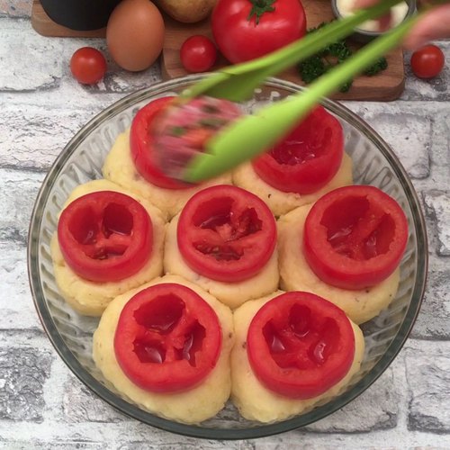 Gefüllte Tomate auf Kartoffelbeet