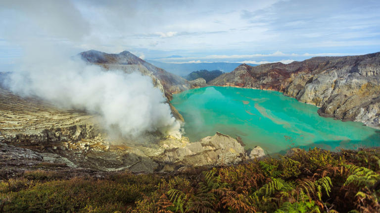 Kawah Ijen: The volcano in Indonesia that holds the world's largest