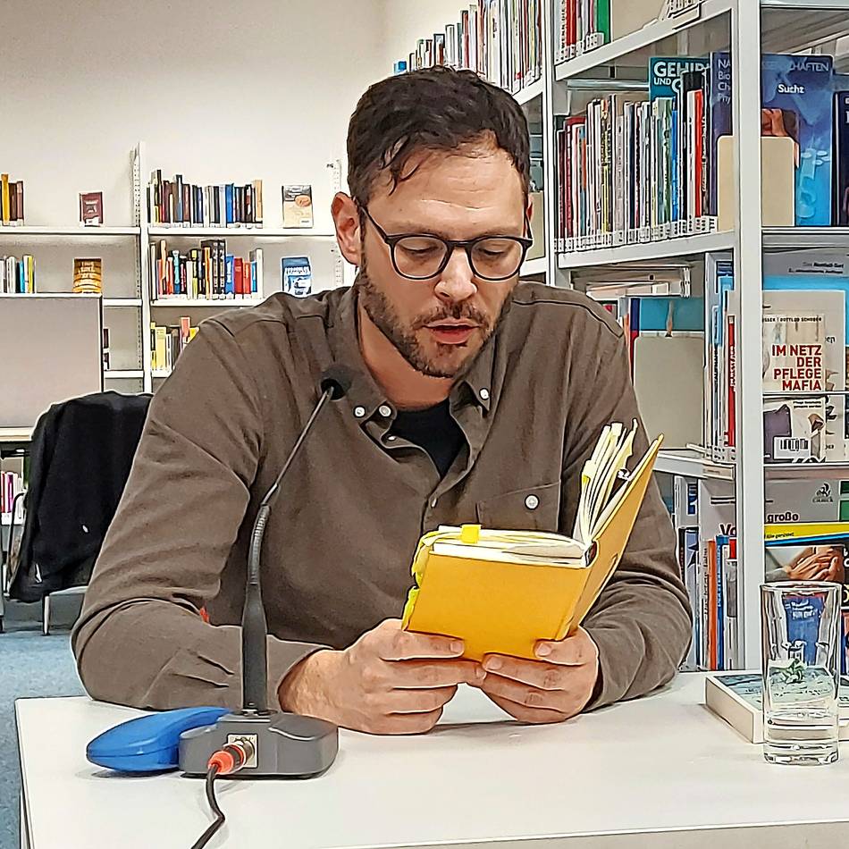 Dominik Bollow las in der Stadtbücherei St. Ingbert