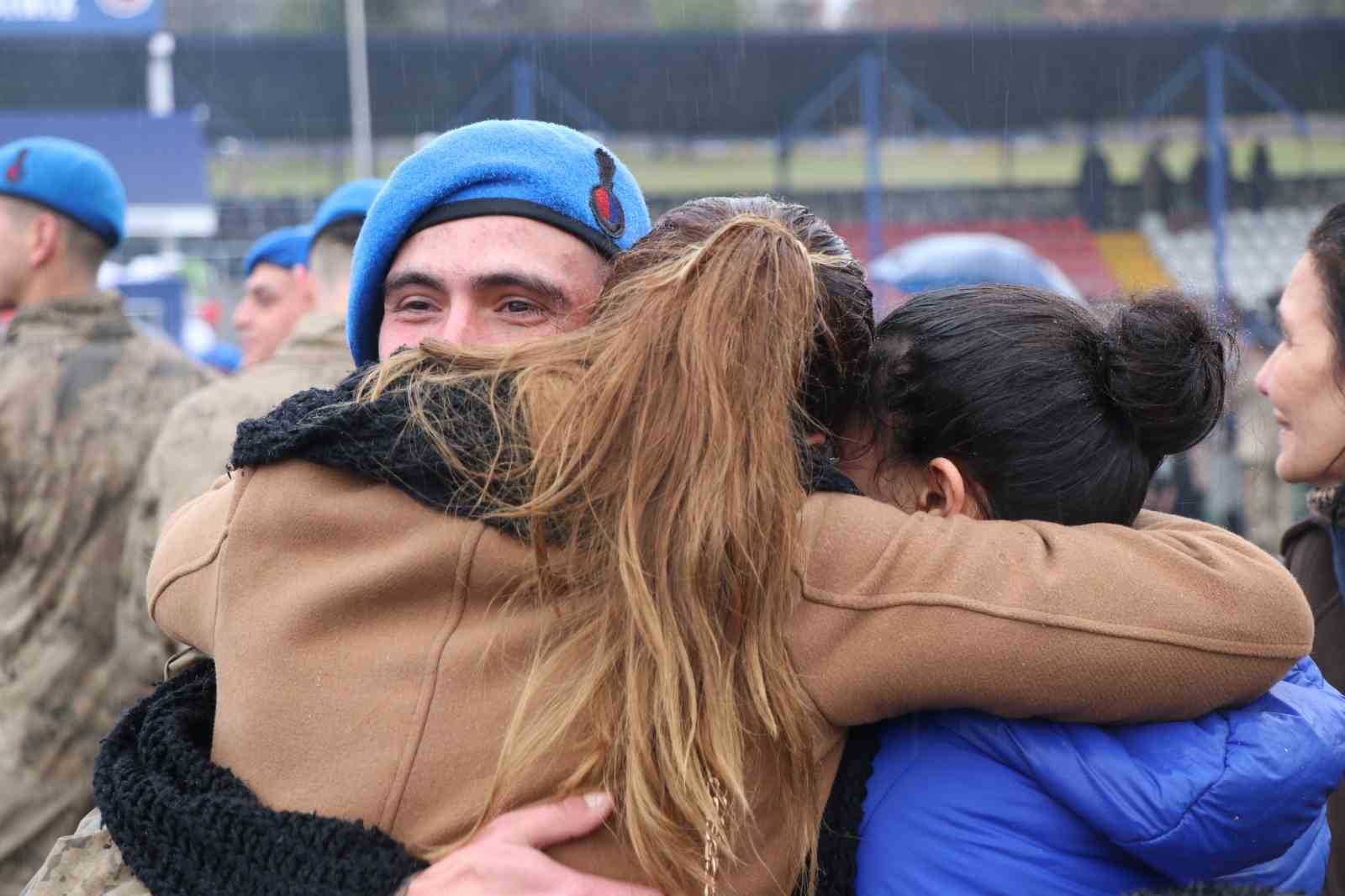 TÖREN SONUNDA MEZUN OLAN ASKERLER AİLELERİYLE BULUŞARAK DUYGUSAL ANLAR YAŞADI.