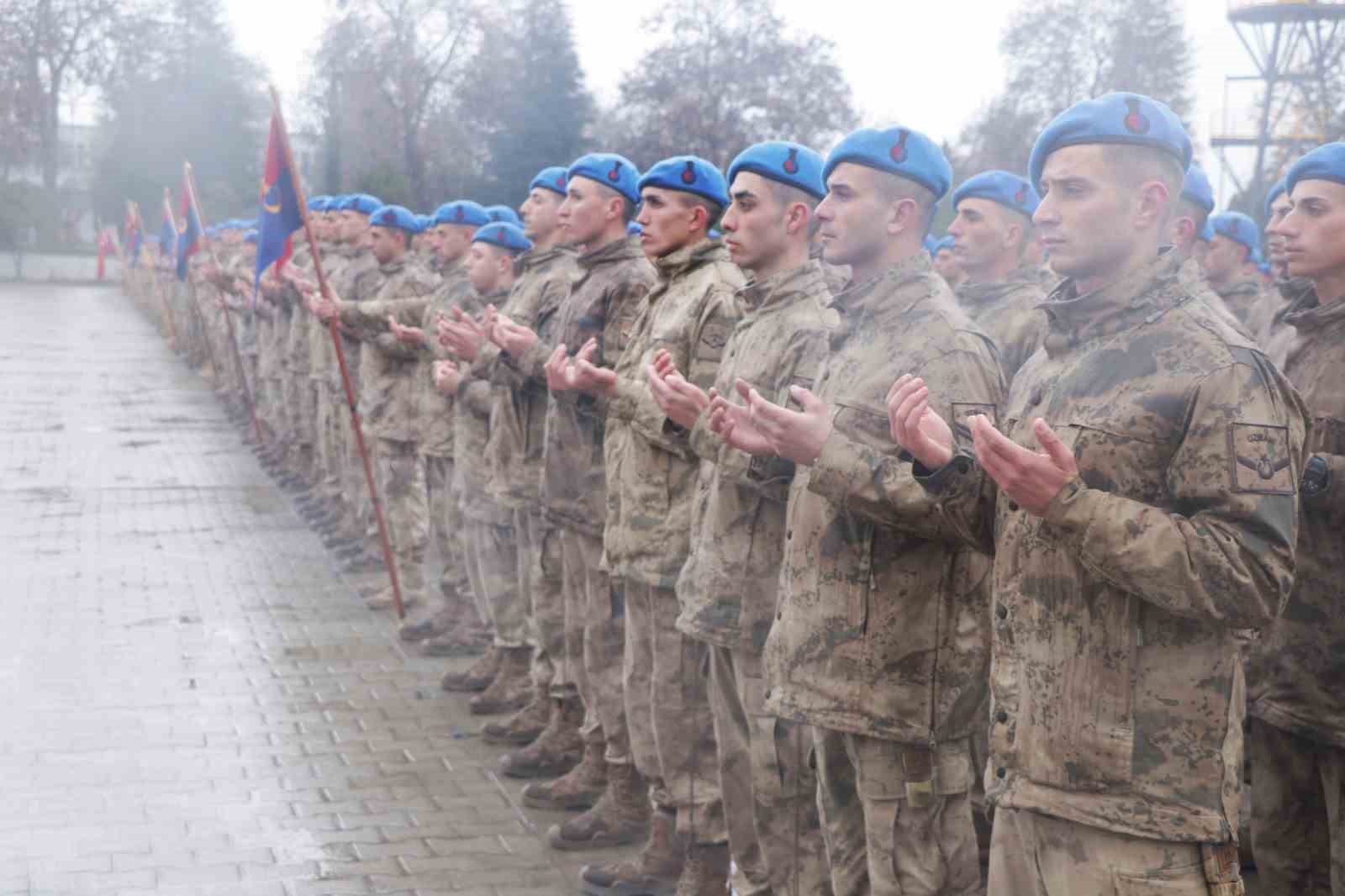 KONUŞMALARIN ARDINDAN KOMANDOLARIN GÖSTERİLERİ KATILIMCILAR TARAFINDAN BÜYÜK BEĞENİ TOPLARKEN TÖRENDE MEZUN OLAN UZMAN ERBAŞLAR YAPILAN DUALARLA MEZUNİYET COŞKUSU YAŞADI.