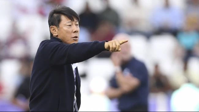 Pelatih Timnas Indonesia, Shin Tae-yong memberi instruksi ke pemain dalam pertandingan 16 Besar Piala Asia 2024 antara Australia vs Indonesia di Stadion Jassim Bin Hamad, Doha, Qatar, 28 Januari 2024.